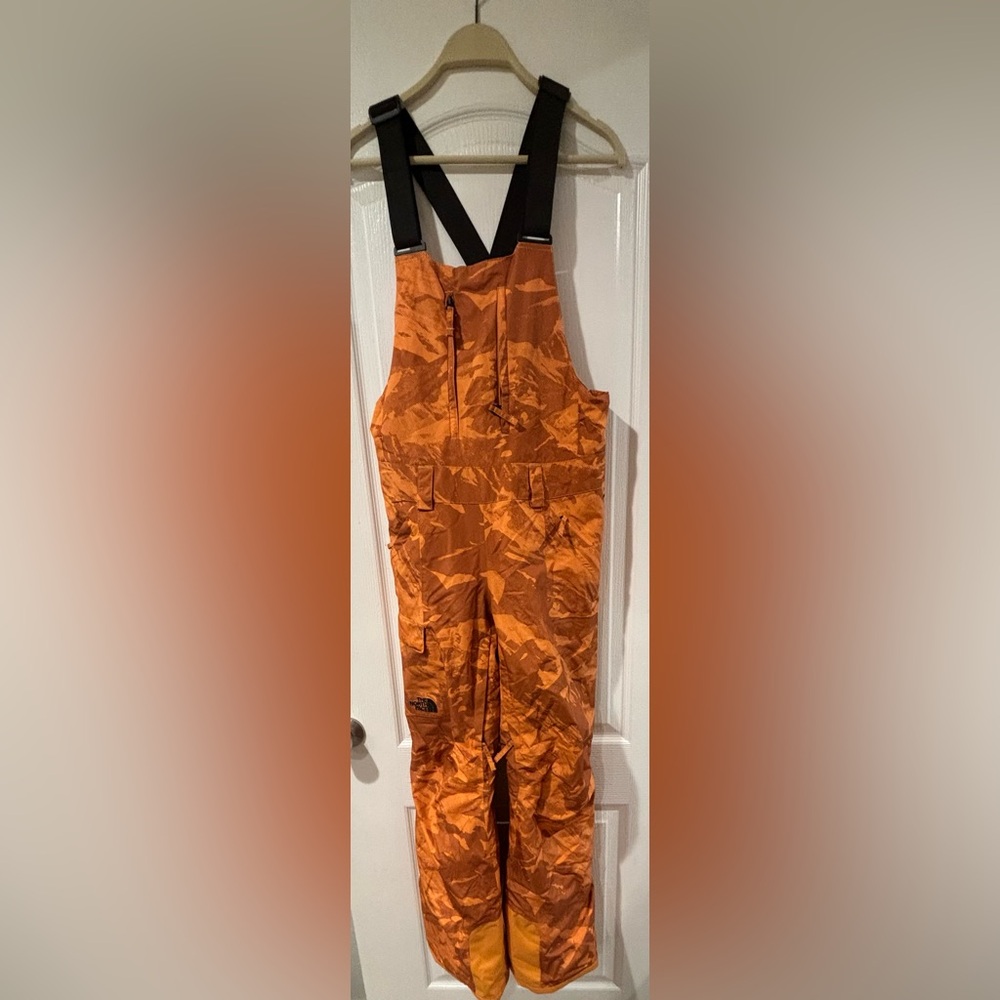 SOLD.
The North Face ski/snowboarding Bibs Orange 🍊